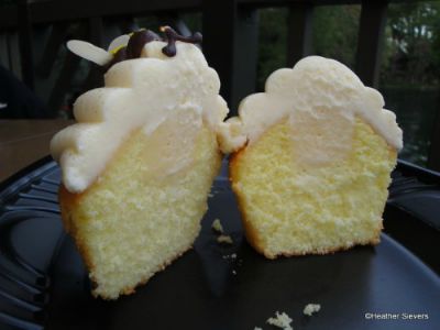 Lemon Bumblebee Cupcakes from The Hungry Bear Restaurant / on Disney Food Blog / Round up by Busy Mom's Helper