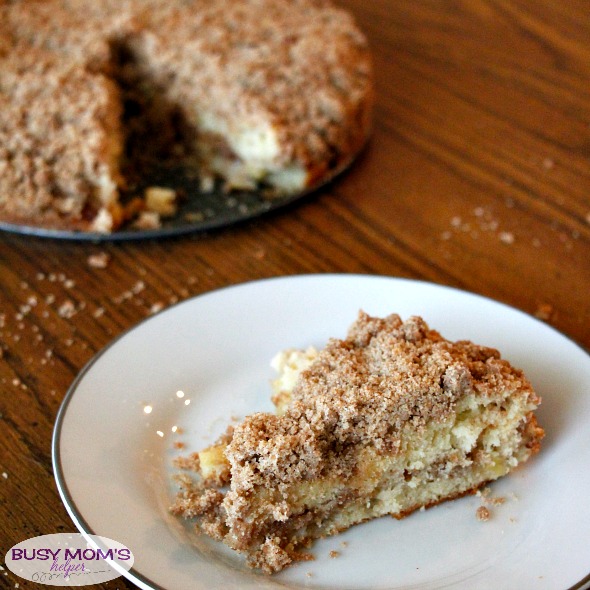 Apple Crumb Cake / delicious and simple dessert / by BusyMomsHelper.com