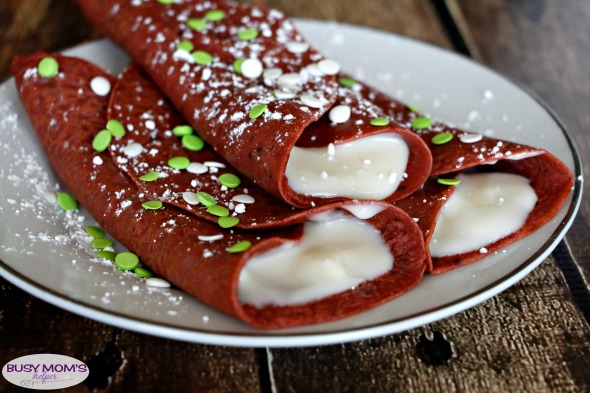 Christmas Crepes with Mint Sweet Cream Filling / a delicious and easy holiday recipe perfect for breakfast, snack or even dessert! #crepe #crepes #holidayfood #holidays #christmas #breakfast #snack #dessert #easyrecipe #mint #sweetcream