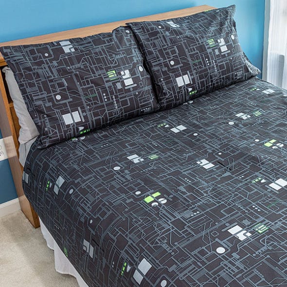 Holiday Gift Guide: Gifts for Nerds & Geeks / Whether Star Wars or Star Trek, Marvel or DC, Dr. Who, Harry Potter or any other incredible brands, here's a great list of perfect gifts for my fellow nerds & geeks! #holidaygiftguide #gifts #starwars #startrek #drwho #marvel #dc #superhero #harrypotter #giftideas #nerdgifts #geekgifts